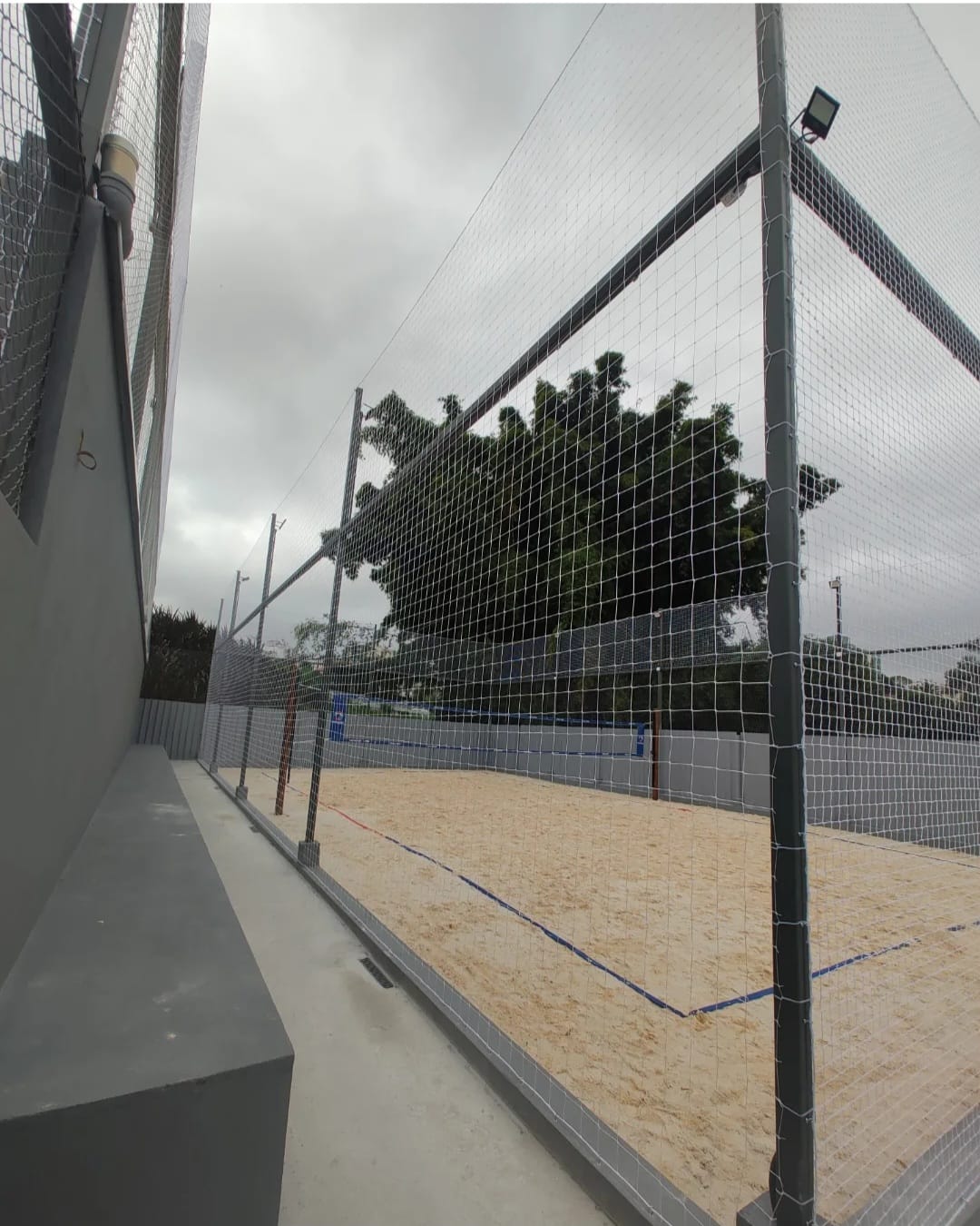 Tela esportiva instalada em quadra de beach tennis
