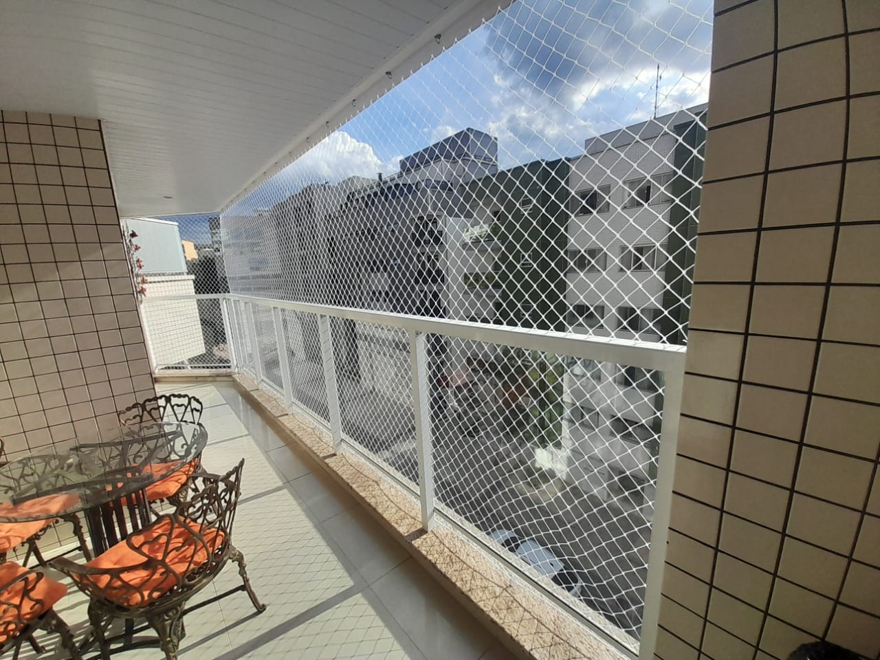 Rede de proteção instalada em sacada de apartamento